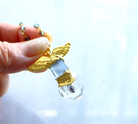 画像: フローライトとハーキマーダイヤモンドのエンジェルウイングのネックレス