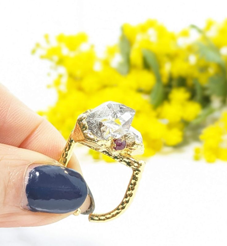 画像: ハーキマーダイヤモンドと小さなサファイアのリング